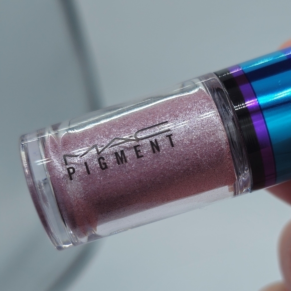 MAC Cosmetics Kitschmas Pigment - Picture 2 of 4